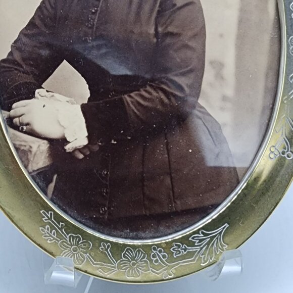 Antique Gold Tone Picture Frame Photograph of Victorian Woman Embossed Flowers 4 - Picture 4 of 11